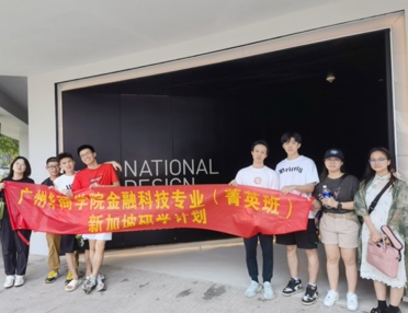 一群人站在路上走描述已自动生成