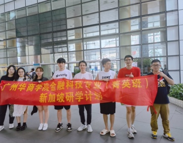 一群人站在路上走描述已自动生成