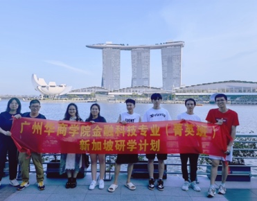 一群人站在船上描述已自动生成